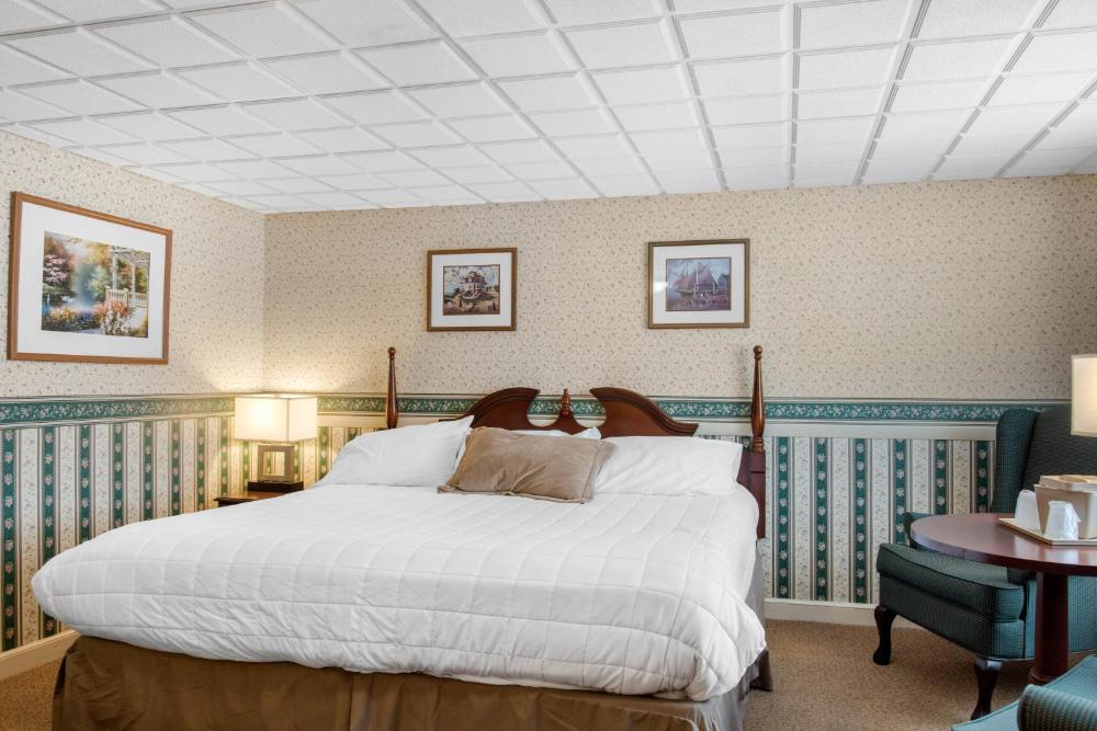 Queen Suite with Spa Bath