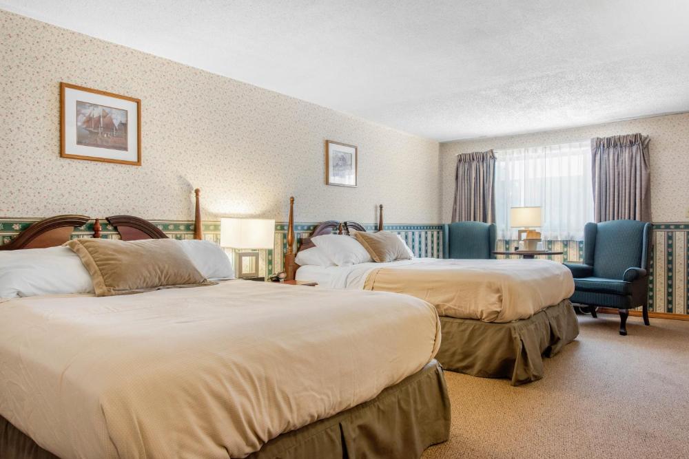 Queen Room with Two Queen Beds - Pet Friendly